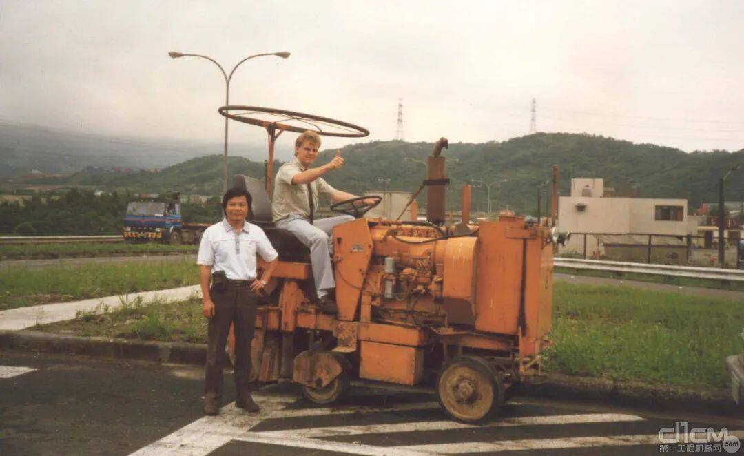 1982年，在中国销售的第一台维特根铣刨机