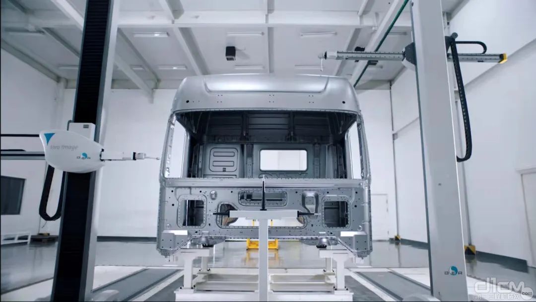 徐工漢風勇者版牵引车驾驶室采用国际领先的“笼式结构”设计