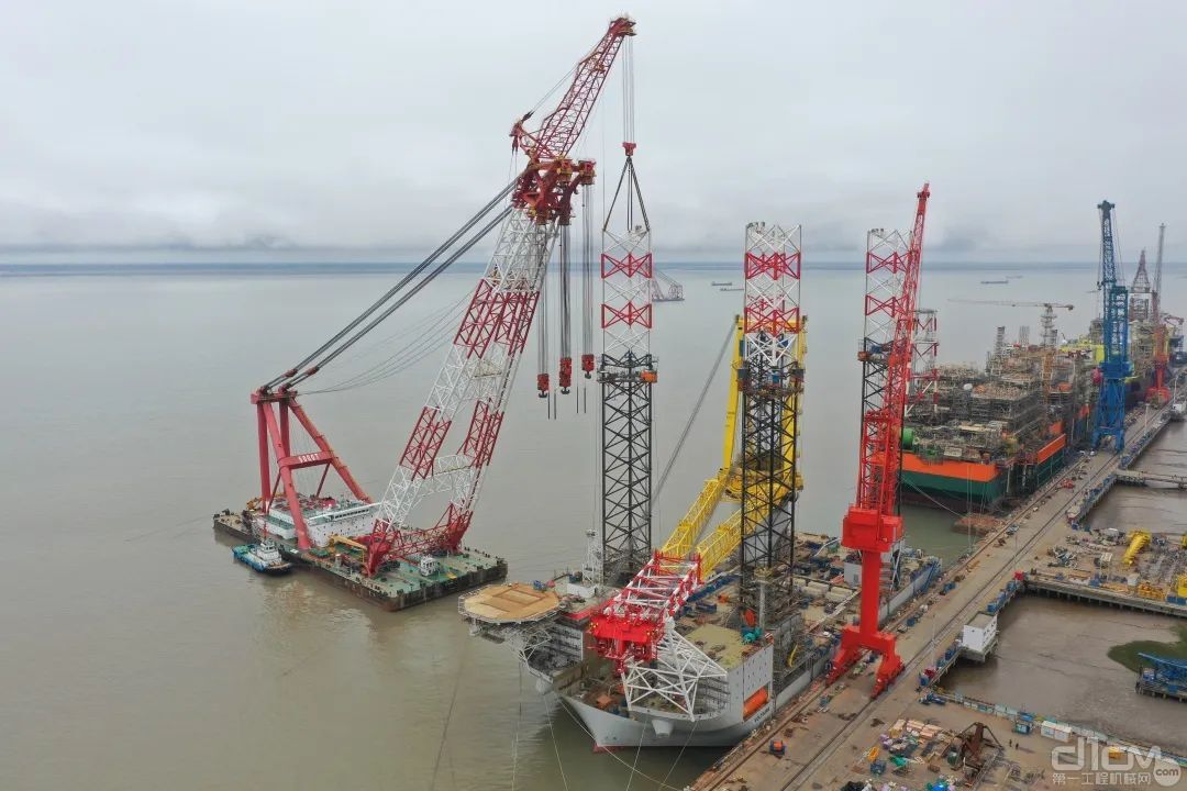 全球超大第四代海上风电安装船完成桩腿吊装作业
