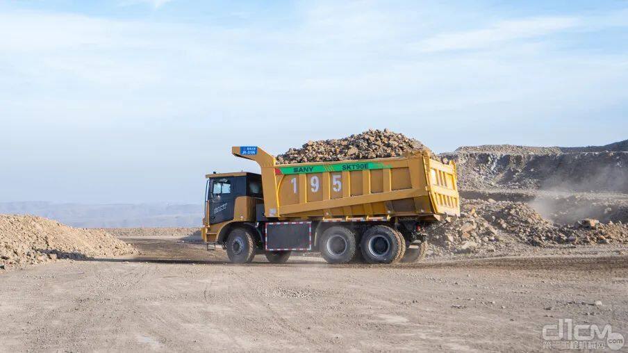 新疆宝明矿业（气温-20℃），三一SKT90E系列纯电动宽体自卸车正在运输矿石