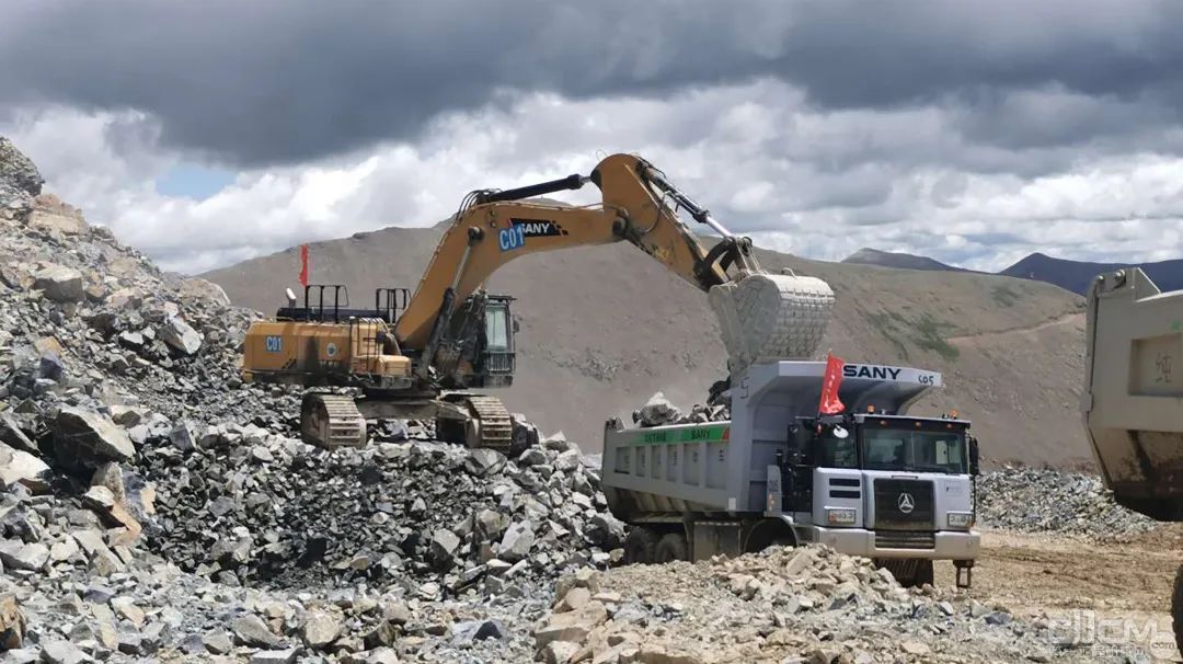 西藏玉龙矿业（海拔4900m），三一SKT90E系列纯电动宽体自卸车正在运输矿石