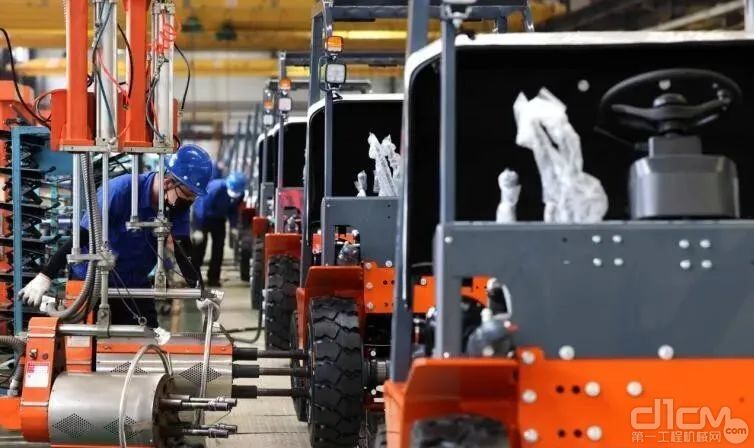 工人在安徽叉车集团合力叉车整车装配生产线上忙碌。王杰摄