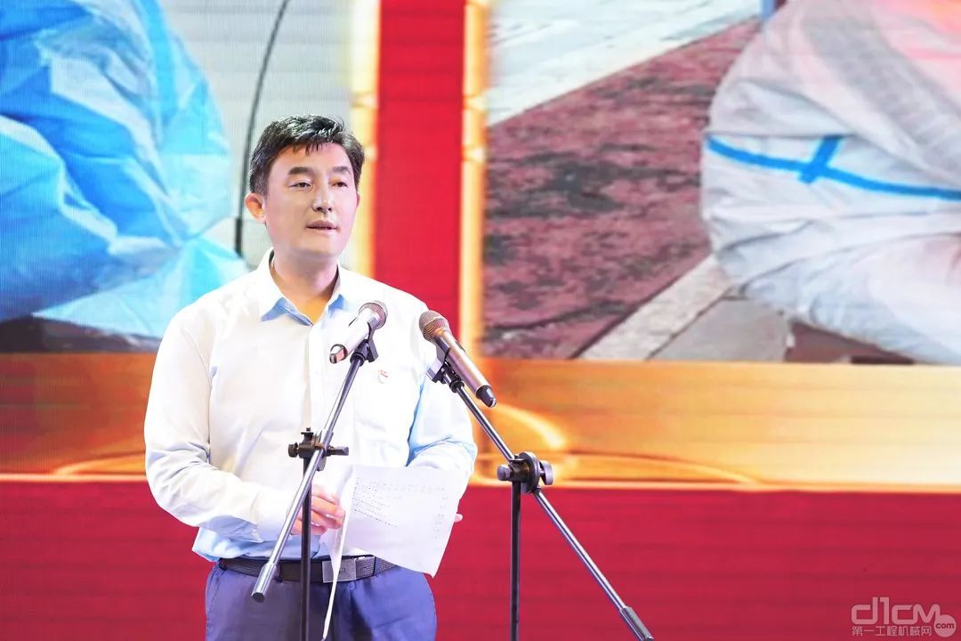 徐工集团党委委员、纪委书记、监察专员王涛宣读表彰决定