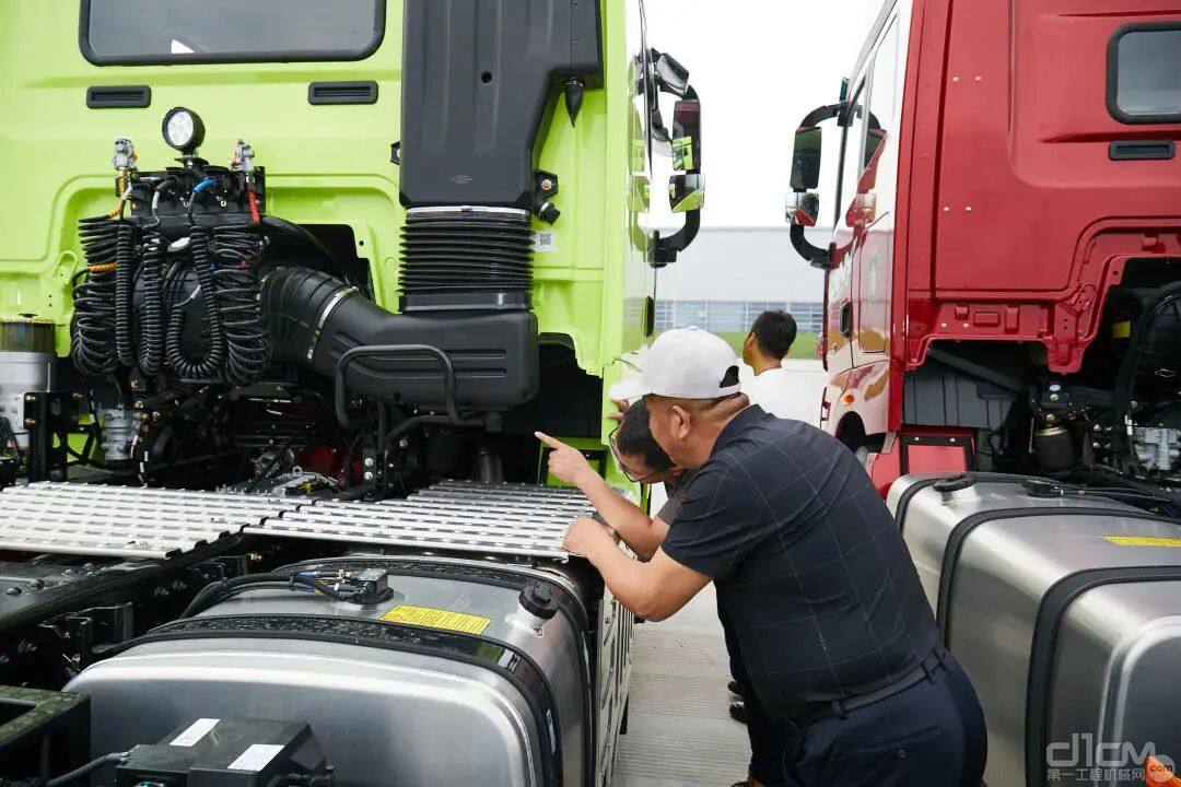 李长江带着新车资料到三一重卡停车场交车