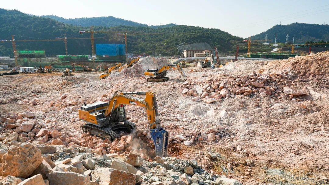 徐工挖掘机XE600DK MAX在贵阳铁建城土石方工程施工现场