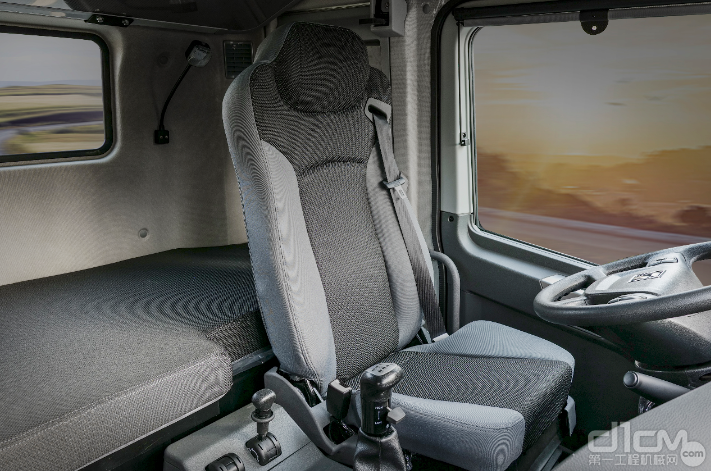 徐工漢風勇者版牵引车内部标配多项调节功能的航空级气囊座椅