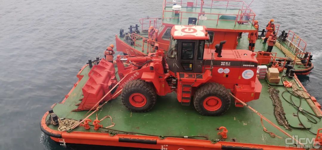 17.25吨的装载机稳稳当当地停在运输驳船上