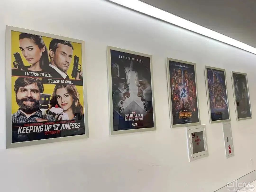 走廊里挂着的几幅“复仇者联盟”电影海报