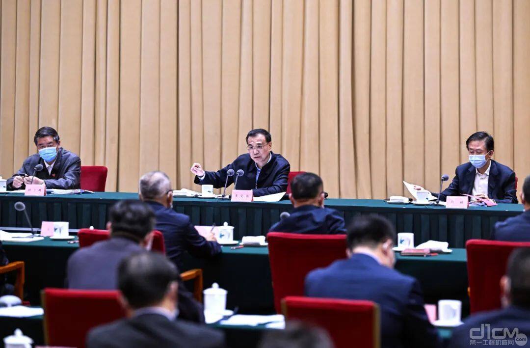 5月18日，中共中央政治局常委、国务院总理李克强在云南主持召开座谈会，研究部署进一步稳增长稳市场主体保就业。新华社记者 饶爱民 摄