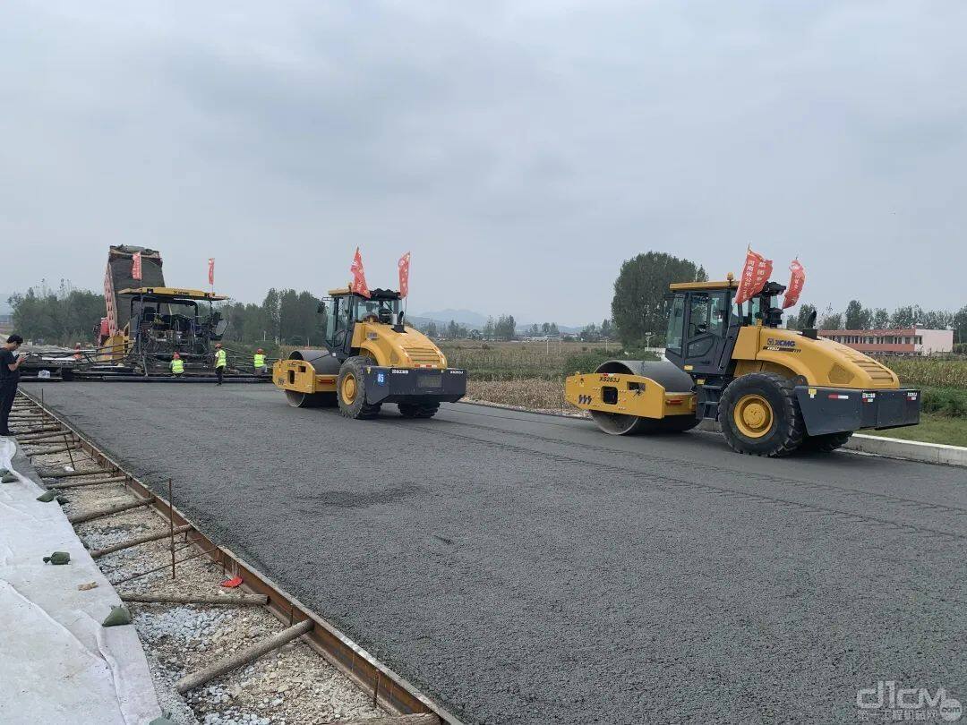 徐工成套化道路设备在河南许信高速项目施工现场
