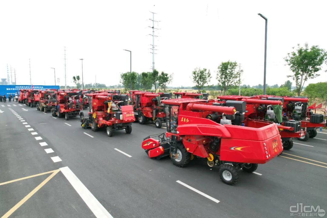 收获机具公司组建了200多人的东方红小麦机跨区作业机收队