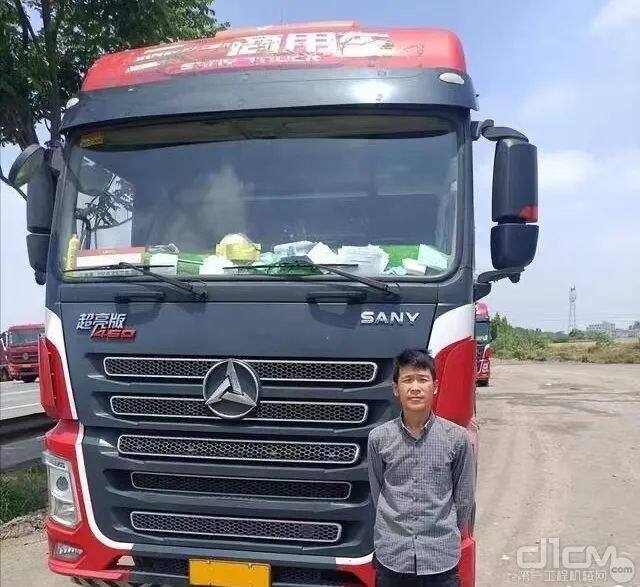 司机师傅与三一超亮版重卡合影