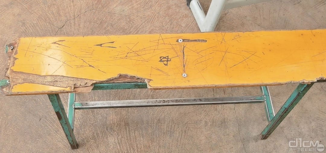 学生长期使用的桌椅板凳破损不堪