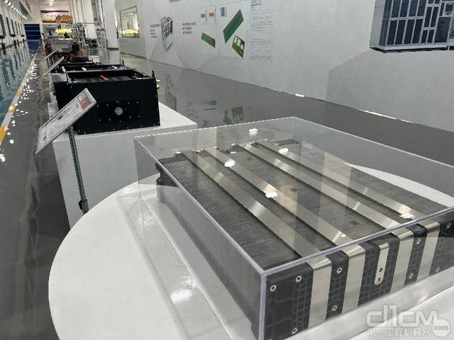 潍柴氢燃料电池发动机零部件展示。新华社记者张志龙 摄