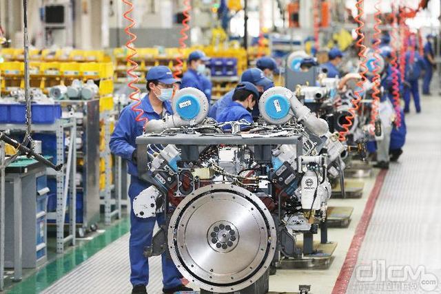 在潍柴大缸径高端高速发动机工厂，工人们正在装配发动机零部件（潍柴集团供图）