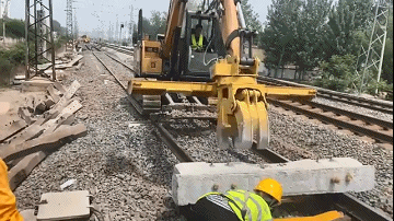 三一挖机修铁路