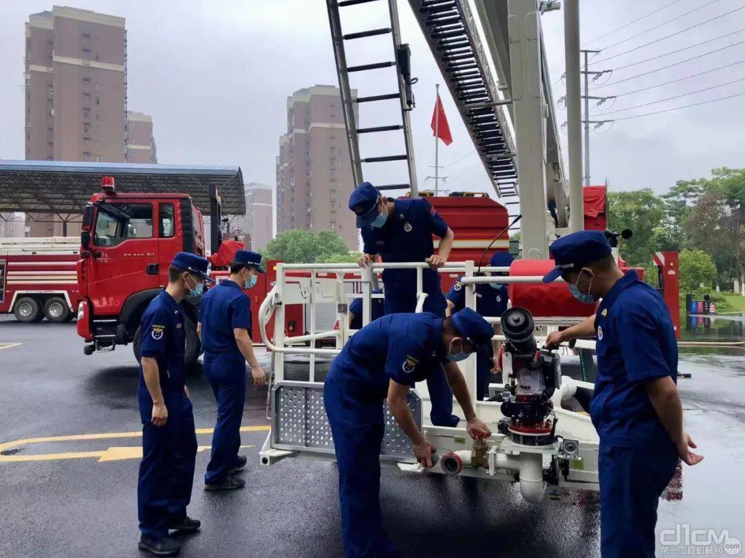 消防员围观中联重科34米登高平台消防车