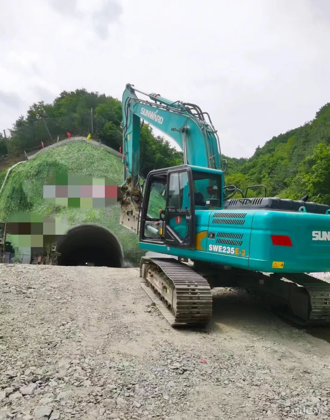 周总的其中一台SWE235挖掘机刚刚更换上破碎器，准备进入隧道施工