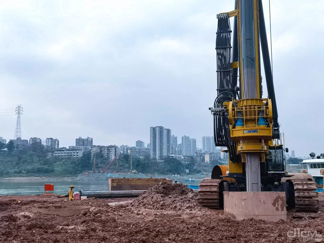 徐工XR1200E旋挖钻机在重庆黄桷坪长江大桥桥墩基础工程大桥施工现场