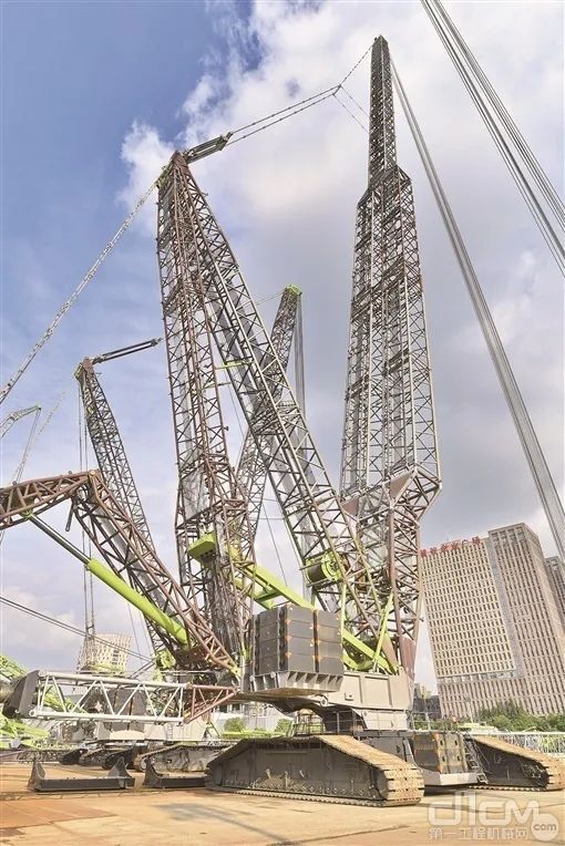 ▲5月26日，中联重科麓谷工业园内的1600吨双履带式起重机。双履带结构可以让这台“巨无霸”在建设场地灵活自如地运行。