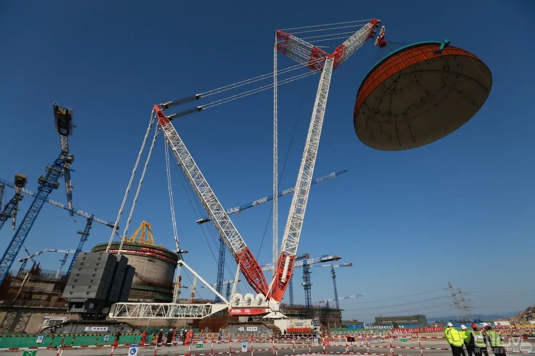 ▲2017年5月25日，中联重科3200吨履带式起重机对“华龙一号”核电站福清核电5号机组穹顶进行吊装。