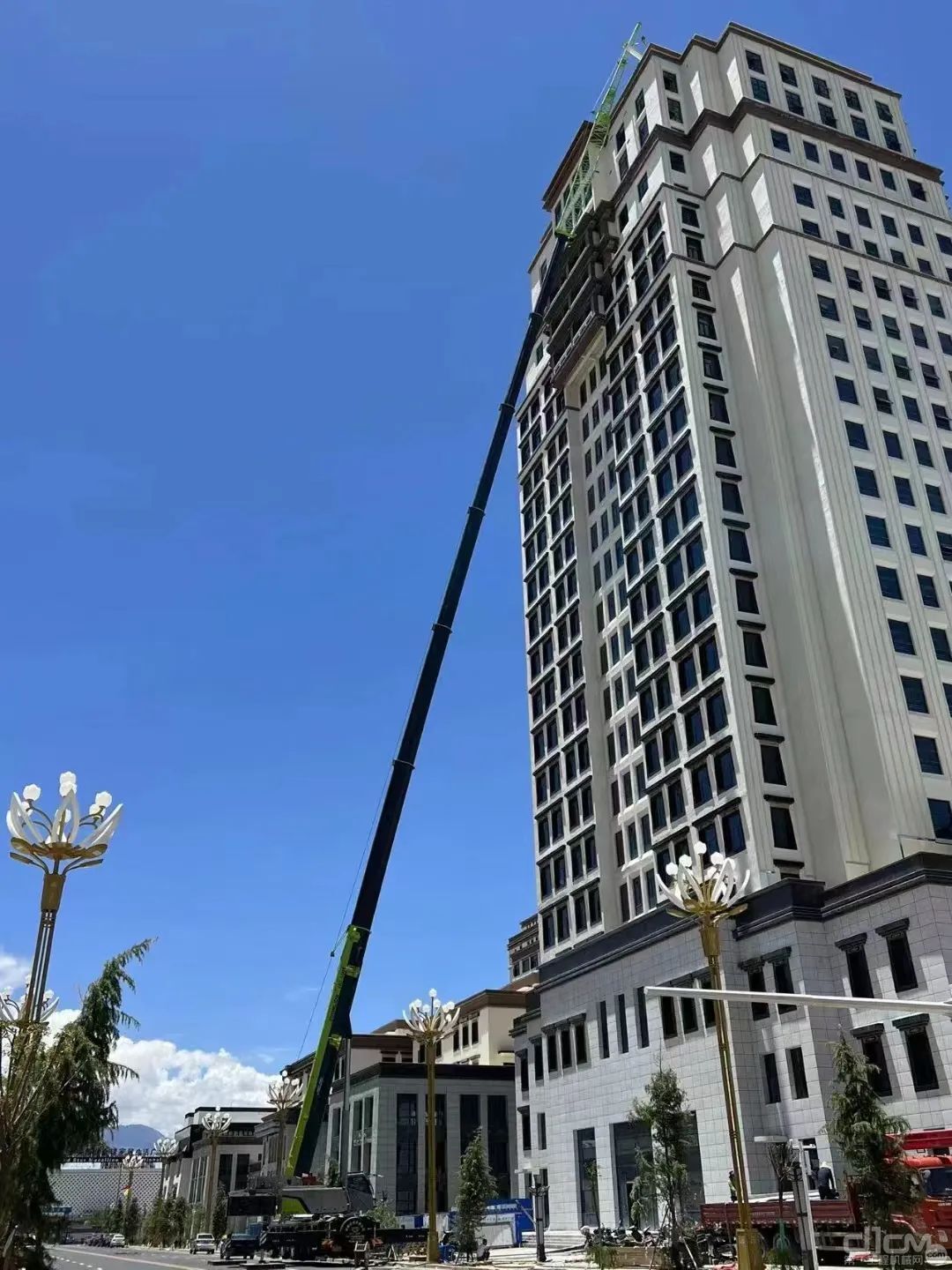 中联重科ZAT2000E753助力拉萨在建最高楼吊装