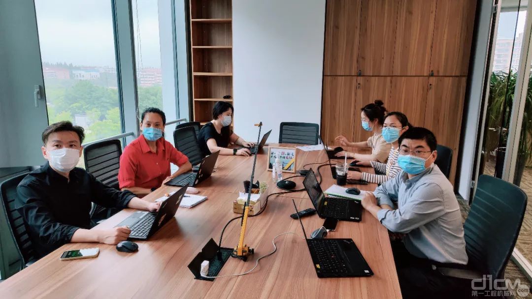 上海复工后欧历胜员工在新办公室相聚