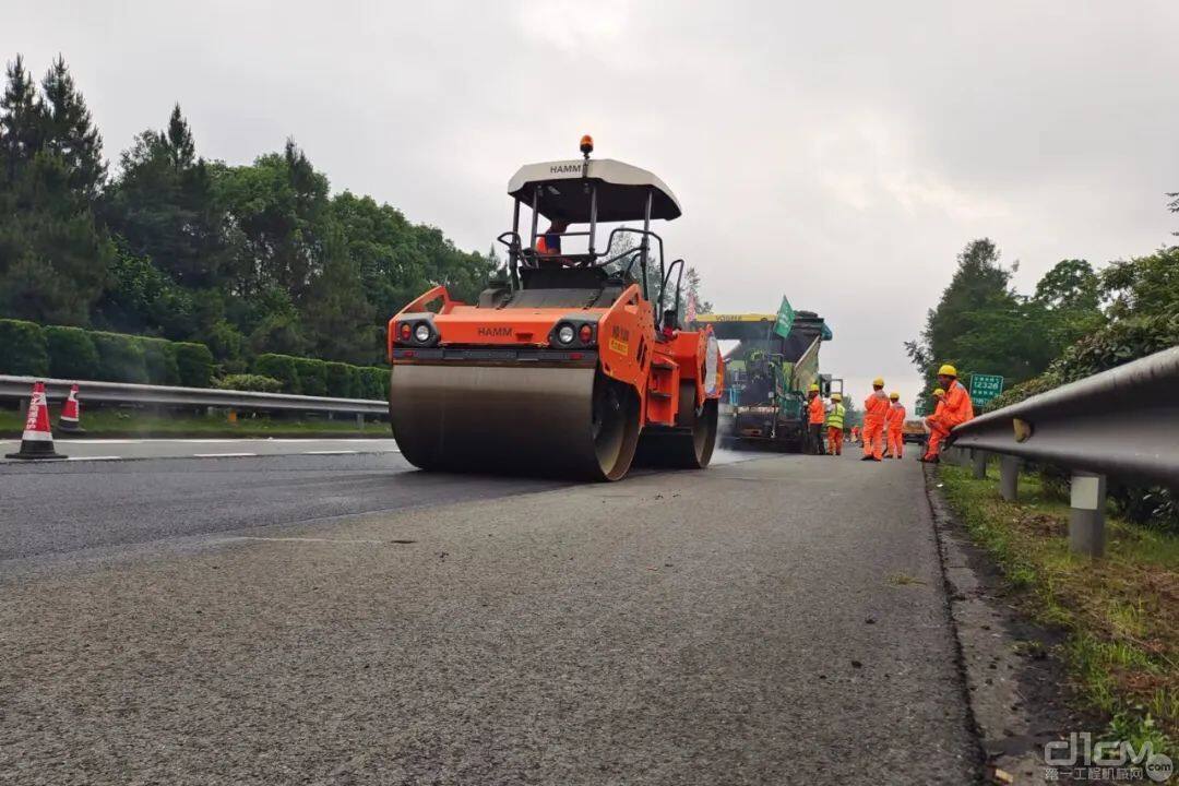 维特根集团成套路面设备出征江西景婺黄高速维修