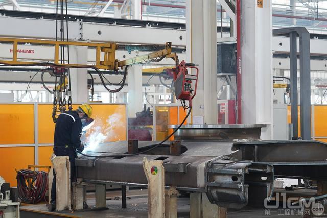 上海三一重机股份有限公司生产车间，一名工人在进行焊接作业。记者杨有宗 摄