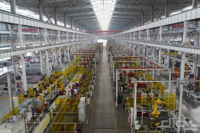 上海三一重机股份有限公司生产车间。记者杨有宗 摄