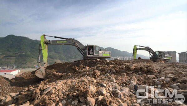 △中联重科挖掘机ZE370E-10正在进行土石方作业