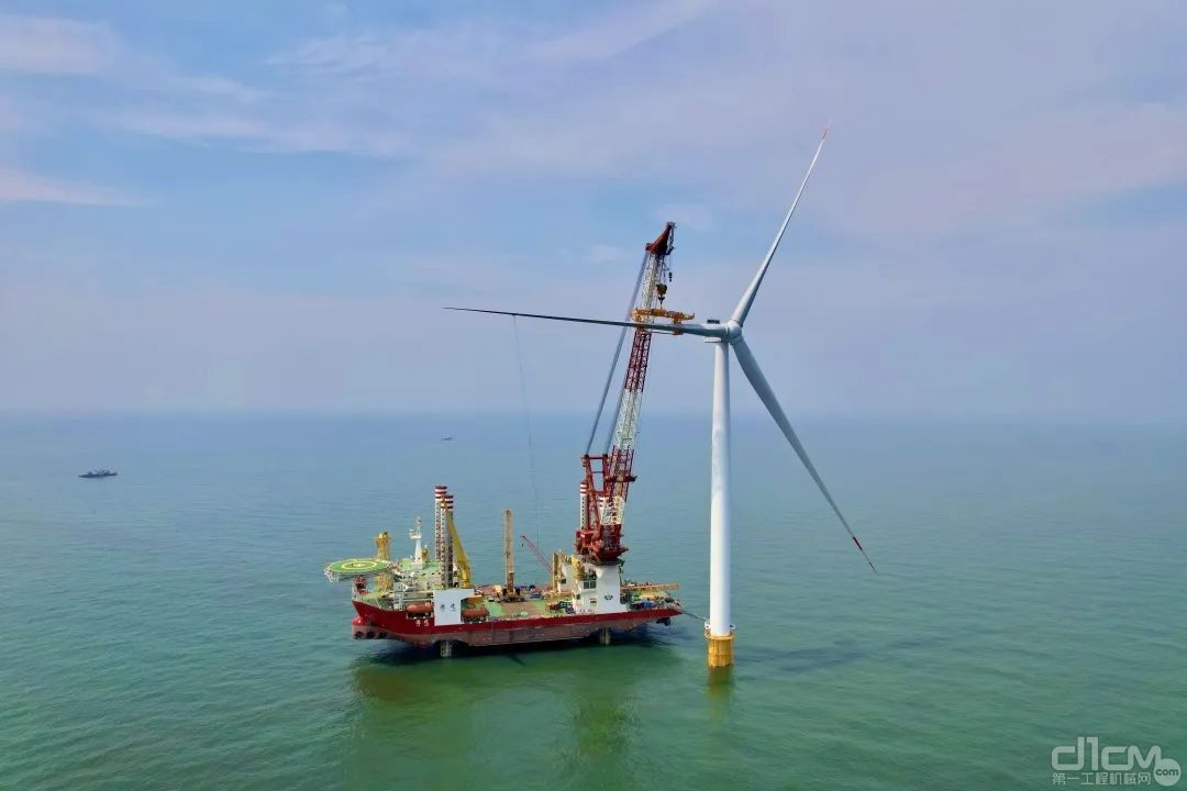 126米高空精准对接！山东能源渤中海上风电项目首台风机吊装成功