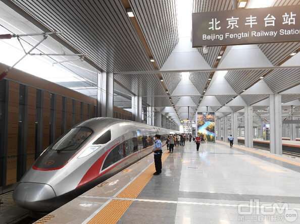 G601次复兴号列车从北京丰台站缓缓开出