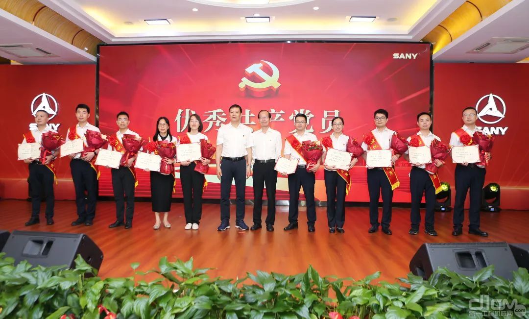 俞宏福、黄建龙为“优秀共产党员”颁奖