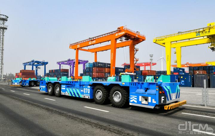 4月9日，在天津港北疆港区C段智能化集装箱码头，智能水平运输机器人在堆场内行驶。新华社记者 孙凡越 摄