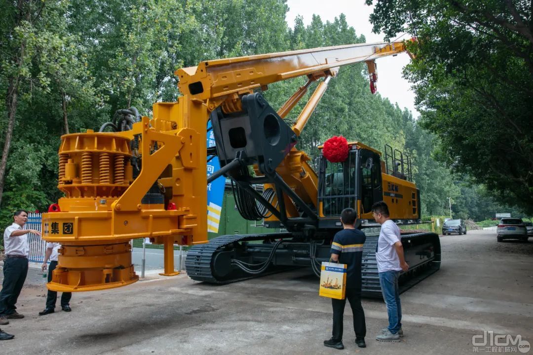 徐工基础首台再制造旋挖钻机XR400RC