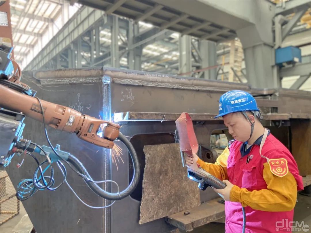 宋海鹏是铁建重工首批青年智能焊接手
