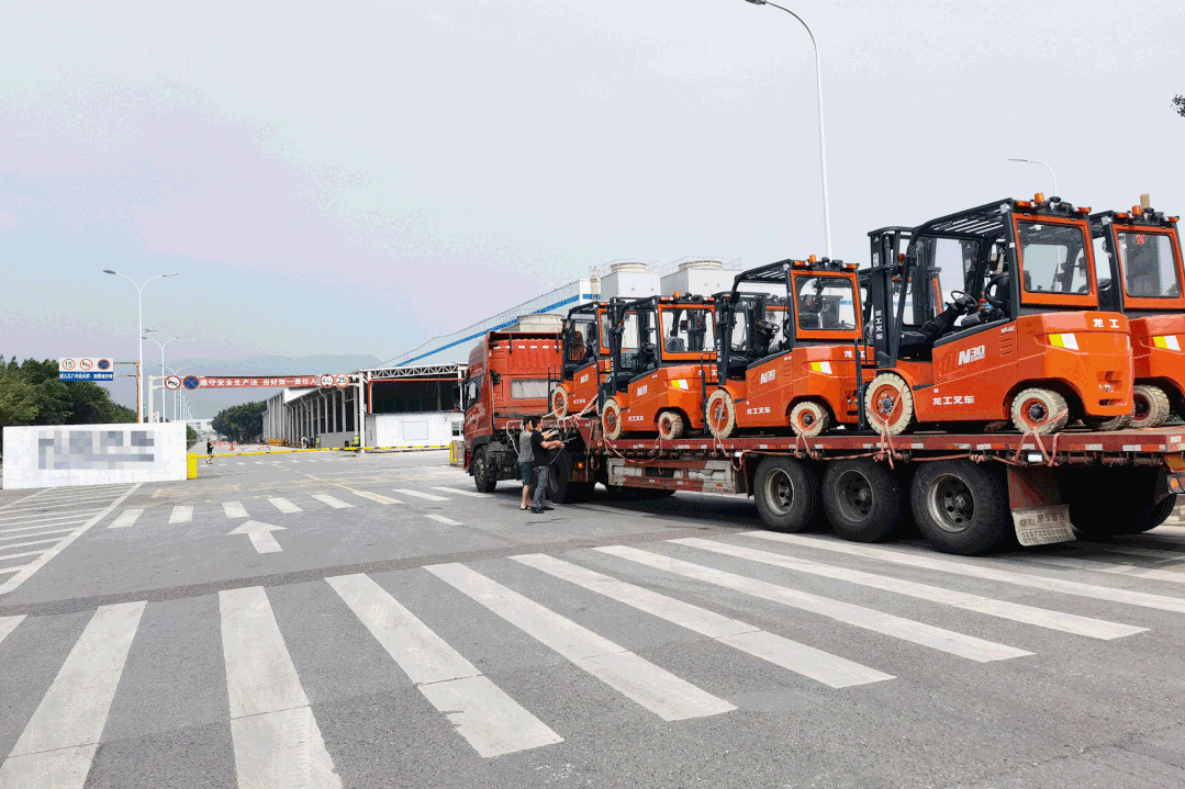 龙工向重庆汽车产业的龙头企业顺利批量交付了22台锂电叉车