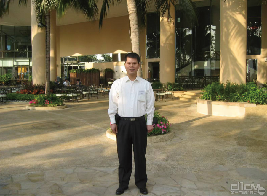 2004年1月，何育峰刚刚加入维特根，在香港参加市场会议