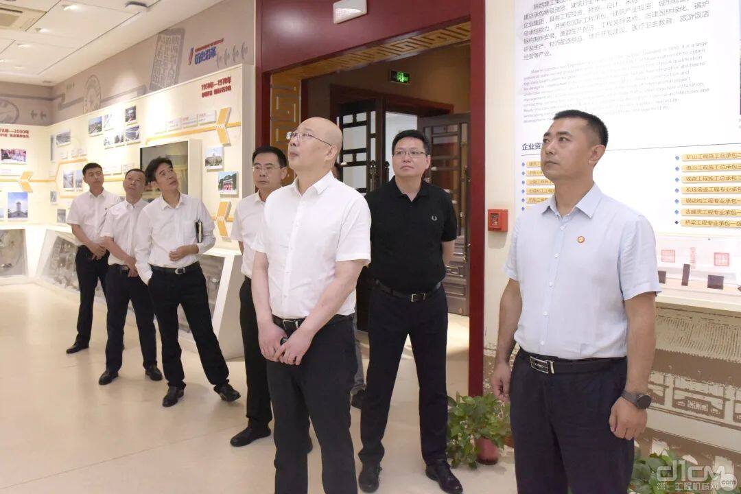 座谈前，牛恺一行在集团副总经理刘小强的陪同下参观了陕建博物馆