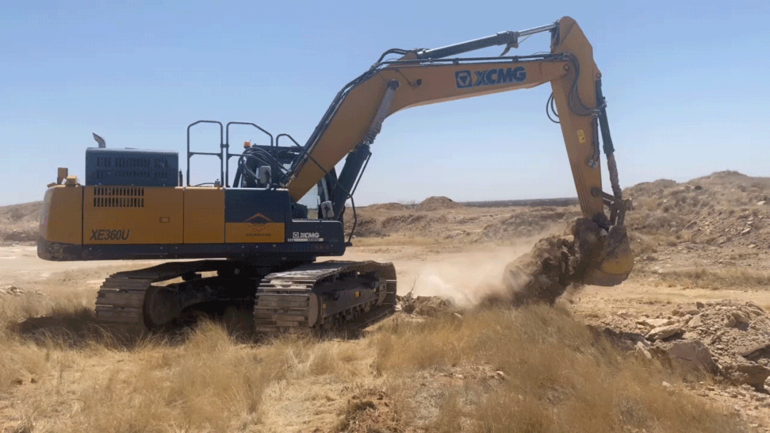 徐工XE360U进行岩石挖掘作业