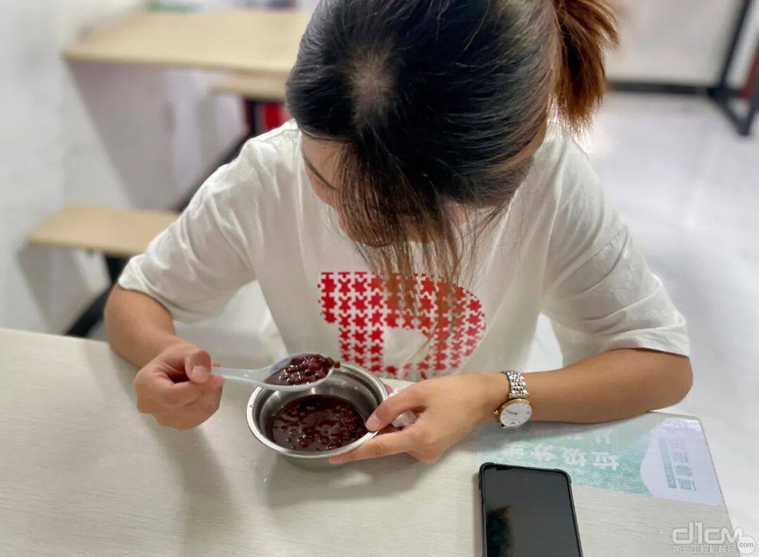 公司还每日按需为员工准备绿豆汤、红豆汤、银耳汤等解暑饮品