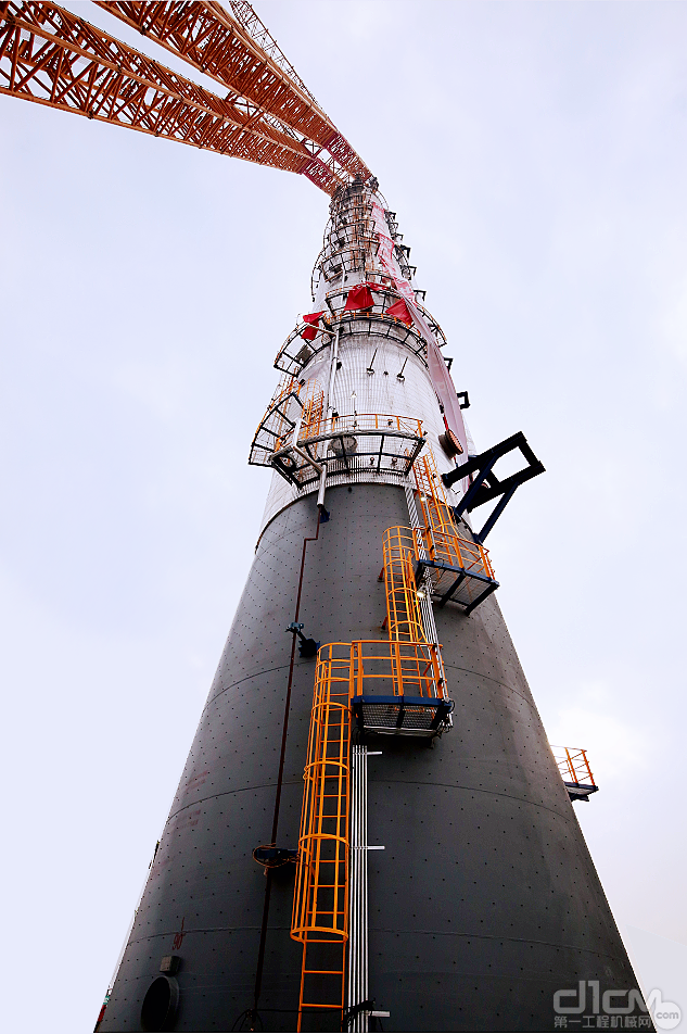 本次吊装的2号丙烯塔，直径8.2米，高106米，设备总重1800吨