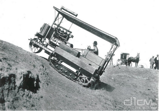 1906年，卡特彼勒在加利福尼亚的斯托克顿附近测试其第二台履带式拖拉机