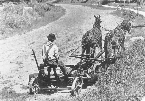 1909年，对公路官员来说，平地机是一种重要的机械设备。这种马拉式钻机在第一届公路展中是最受欢迎的展品之一