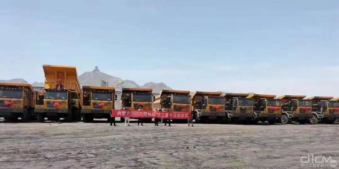 70台徐工XG90H宽体自卸车开赴蒙西为矿区高效运输续写荣耀