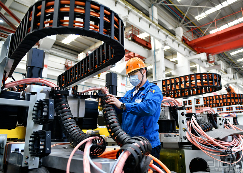 济南二机床集团有限公司职工在装配用于出口的自动化设备（2020年3月31日摄，来源：《瞭望》）