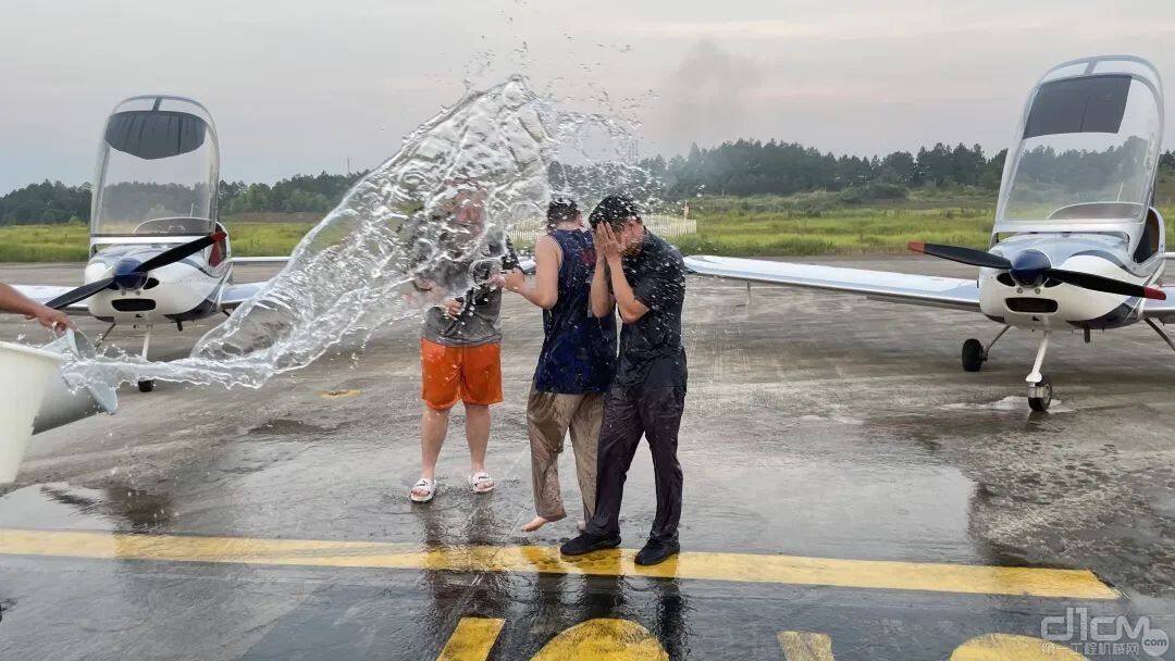 进行单飞宣誓和泼水仪式