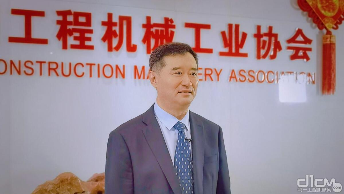 中国工程机械协会会长苏子孟发表致辞