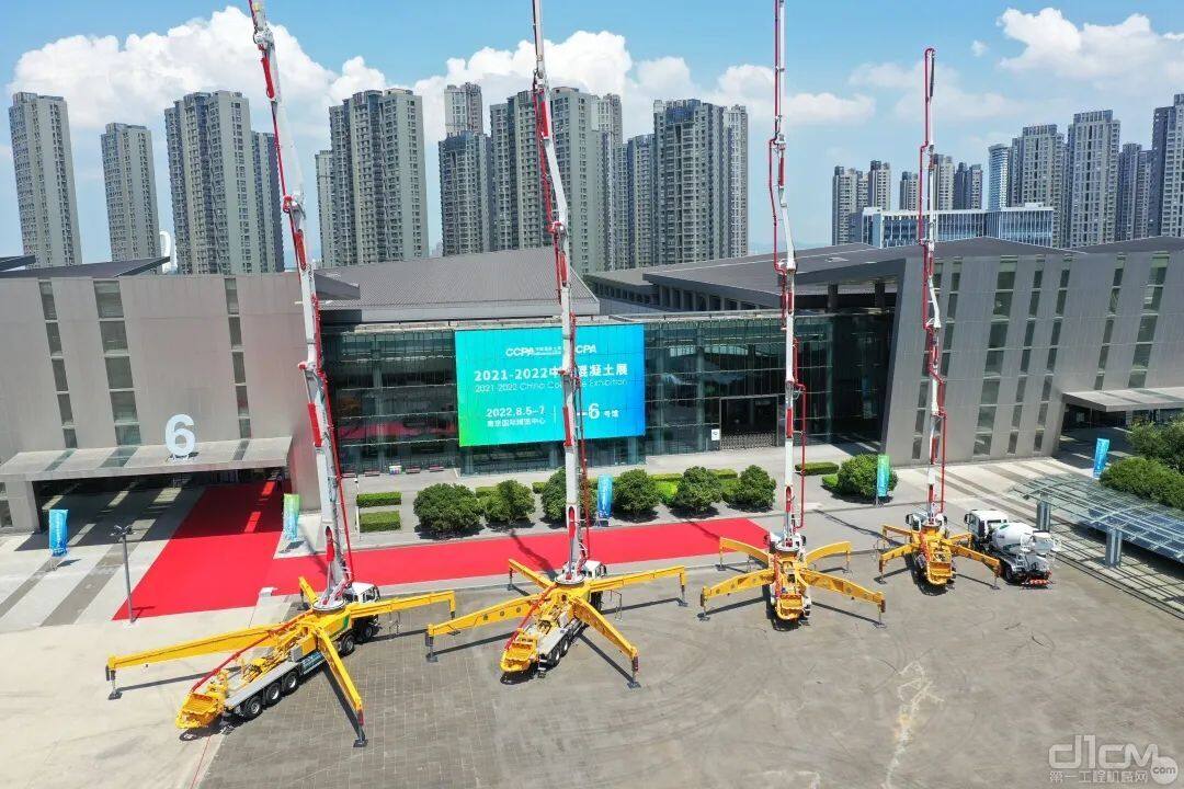 数台徐工V7L混凝土机械齐聚2021-2022中国混凝土展